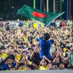 Torcida em Bangladesh festeja vitória do Brasil sobre o Japão: futebol é um fenômeno cultural internacional.