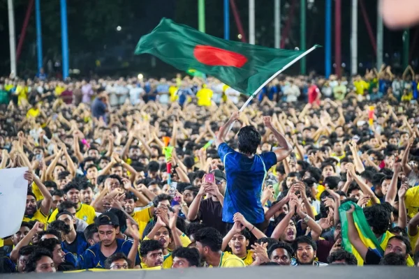 Torcida em Bangladesh festeja vitória do Brasil sobre o Japão: futebol é um fenômeno cultural internacional.