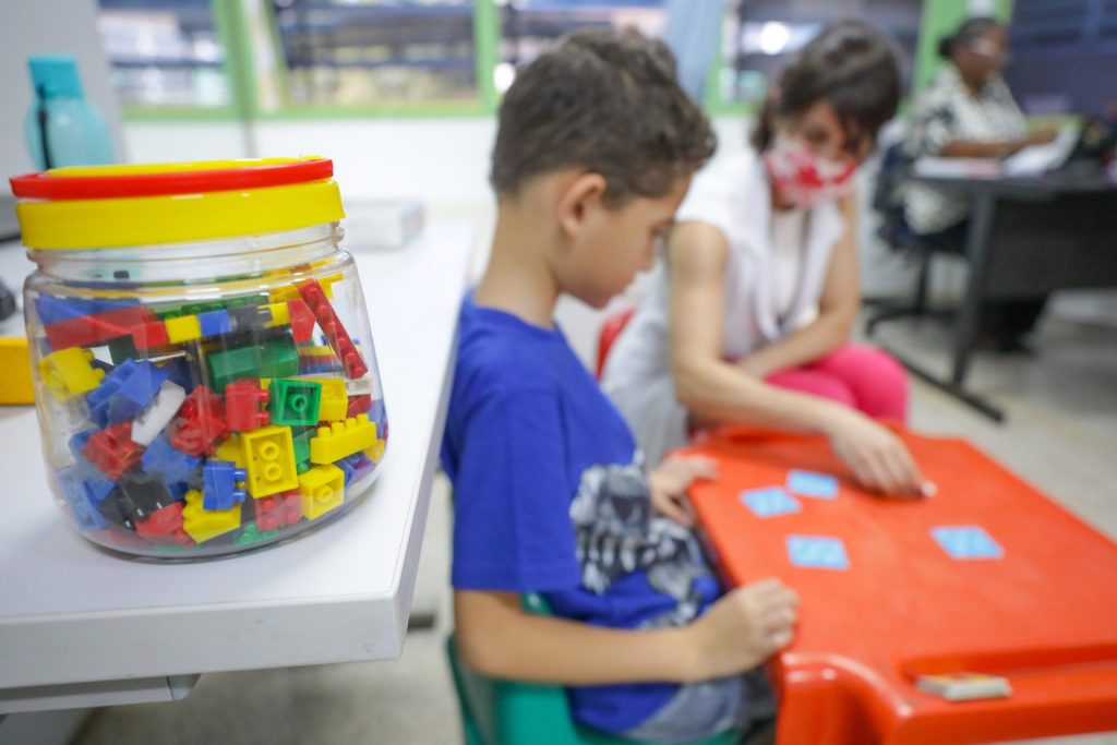 Prefeitura do Rio sanciona pacote de leis voltadas a pessoas autistas; normas incluem políticas de vacinação e inclusão