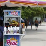 Comerciante na orla da praia — Foto: Agência Brasil Programa Tolerância Zero