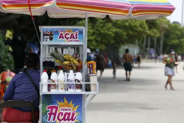 Comerciante na orla da praia — Foto: Agência Brasil Programa Tolerância Zero