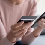 Projeto contra o cambismo digital avança na Alerj. A proposta proíbe o lucro na revenda de ingressos em sites e aplicativos