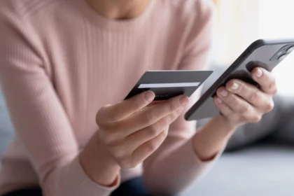 Projeto contra o cambismo digital avança na Alerj. A proposta proíbe o lucro na revenda de ingressos em sites e aplicativos