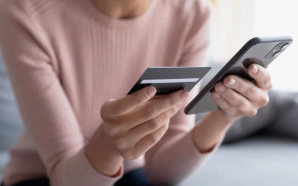 Projeto contra o cambismo digital avança na Alerj. A proposta proíbe o lucro na revenda de ingressos em sites e aplicativos