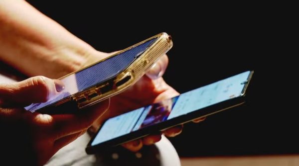 Estado do Rio registrou um caso de estelionato a cada 4 minutos no ano passado; golpes mais comuns incluem Pix, WhatsApp e falsa central bancária