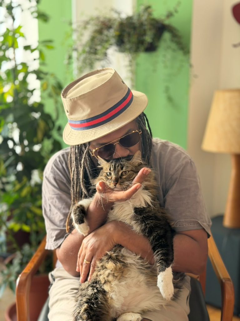 Viva o vira-lata! Cachorro caramelo ganha música do Farofa Carioca com Frejat e tem muita história pra contar 62 farofa