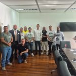 Marcelo Dino e Douglas Ruas receberam comerciantes e representantes da rede hoteleira de Ilha Grande para discutir os impactos da taxa do turismo na economia local.
