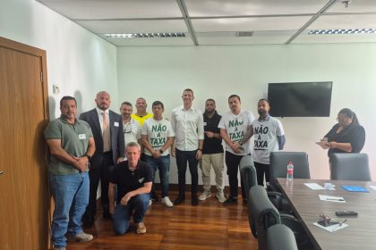 Marcelo Dino e Douglas Ruas receberam comerciantes e representantes da rede hoteleira de Ilha Grande para discutir os impactos da taxa do turismo na economia local.