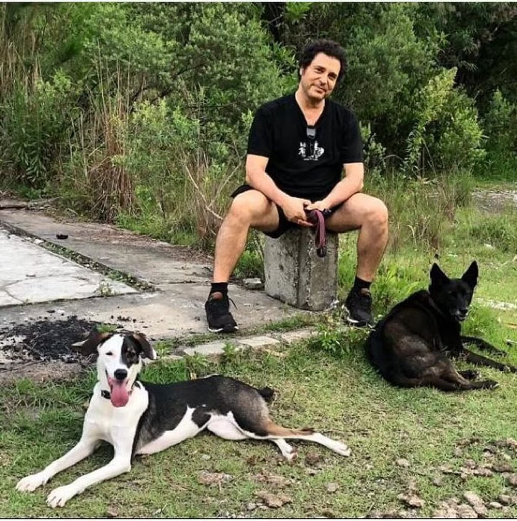 Viva o vira-lata! Cachorro caramelo ganha música do Farofa Carioca com Frejat e tem muita história pra contar 63 frejat