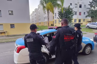 GAECO-MPRJ durante os mandados de prisão preventiva — Foto: Divulgação