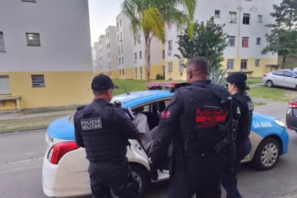 GAECO-MPRJ durante os mandados de prisão preventiva — Foto: Divulgação