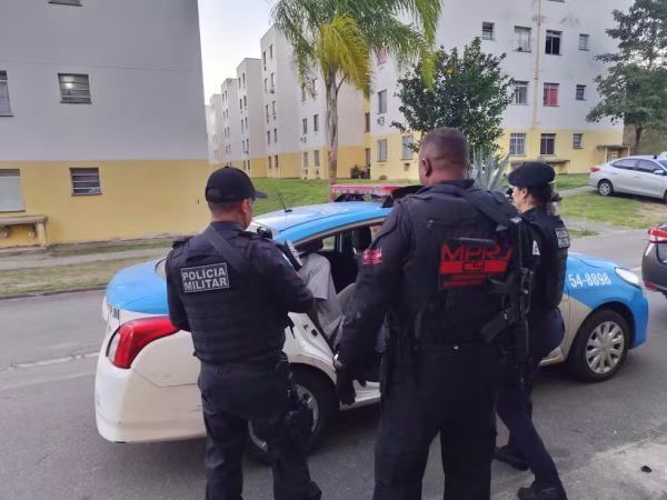 GAECO-MPRJ durante os mandados de prisão preventiva — Foto: Divulgação