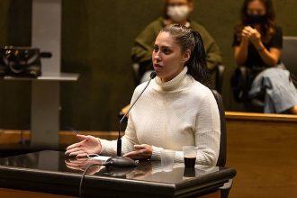 A defesa de Monique Medeiros sustentou durante o julgamento que ela não tinha conhecimento das agressões e foi vítima de violência psicológica— Foto: Brunno Dantas/TJRJ