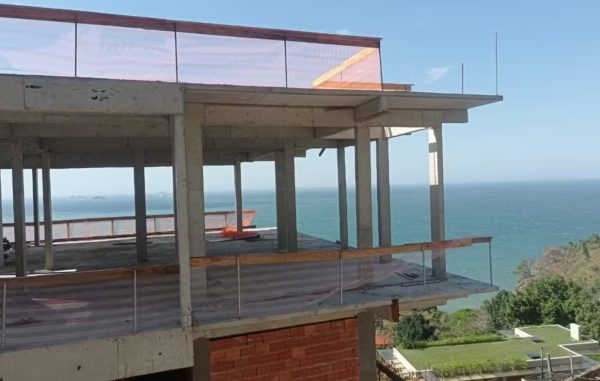 Três anos após embargo da prefeitura, estrutura de mansão irregular no Joá, avaliada em R$ 10 milhões, segue intacta