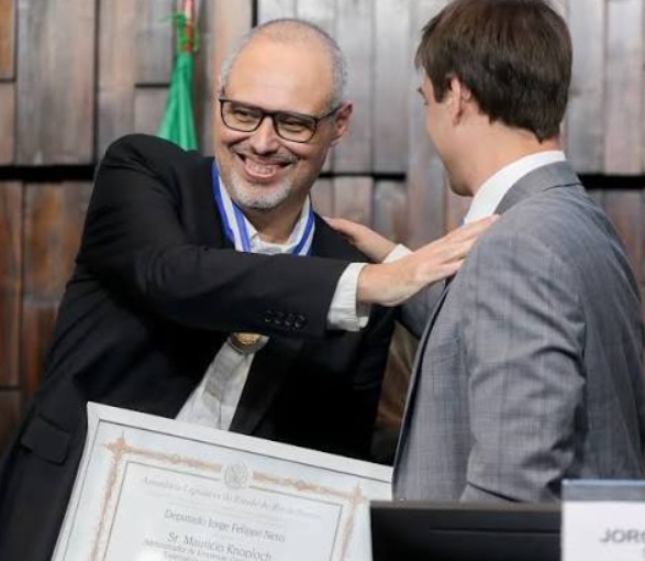 Pai foragido e cunhada presa: família do deputado estadual Alexandre Knoploch é alvo de operação do MPRJ que investiga fraude no Instituto Rio Metrópole 62 medalha alerj
