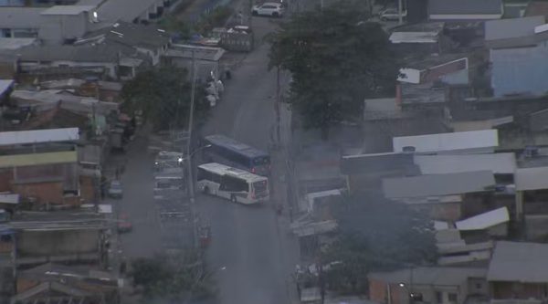 Três ônibus são sequestrados e usados como barricadas em Costa Barros, Zona Norte do Rio, na manhã desta segunda-feira