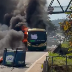 ônibus pegando fogo em via
