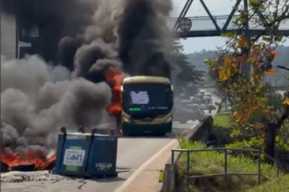ônibus pegando fogo em via