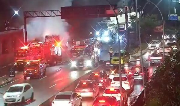 Incêndio em ônibus na saída do Túnel Rebouças deixa o trânsito lento na Zona Sul do Rio na manhã desta quarta-feira