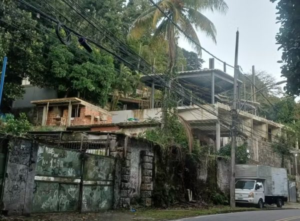 Moradores denunciam construção de ‘puxadinhos’ em casa abandonada na Estrada do Joá
