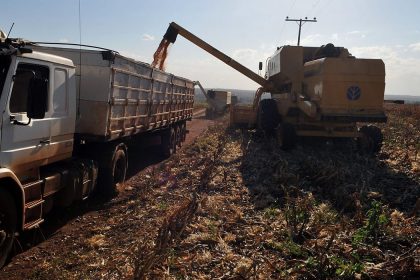Governo do estado sanciona lei que prorroga até o fim de 2027 a redução da base de cálculo do ICMS sobre insumos agropecuários