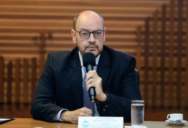 ‘Sextou’, rolou a bola e ficou no 5 a 5: Couto troca presidências da Jucerja e do Iaserj e mantém a Faetec no jogo das exonerações