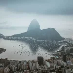 Céu encoberto sobre a cidade do Rio de Janeiro: previsão indica chuva e temperaturas amenas neste primeiro fim de semana de julho