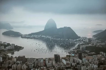 Céu encoberto sobre a cidade do Rio de Janeiro: previsão indica chuva e temperaturas amenas neste primeiro fim de semana de julho