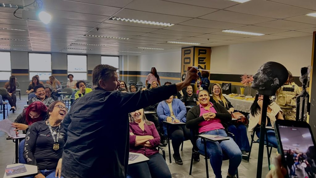 Policiais penais mulheres recebem treinamento sobre uso de spray de pimenta para defesa pessoal