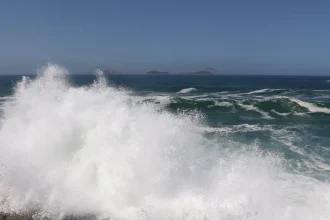 Ressaca na orla do Rio — Reprodução/Agência Brasil