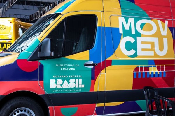 Carro do MovCEU no Rio, projeto do governo federal