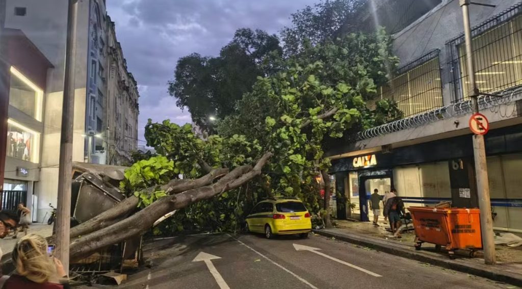 Mais de 30 horas depois da ventania, ao menos 121 mil imóveis continuam sem luz no estado do Rio