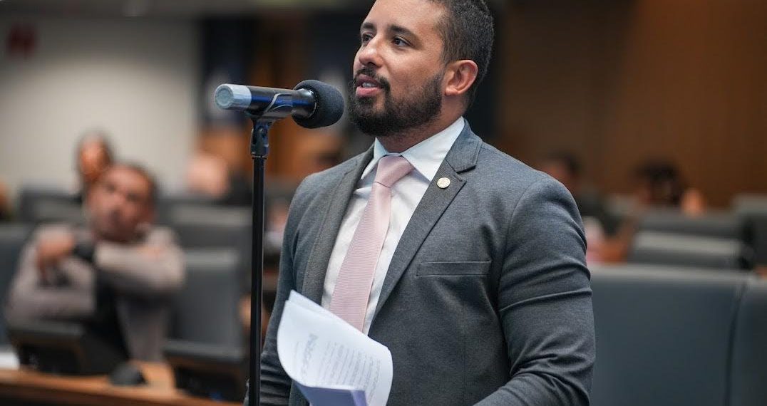 'Estou sendo perseguido pelo PSOL do Rio': deputado Yuri Moura afirma sofrer represália após aparecer em evento com Paes 48 Yuri Moura acusa direção do PSOL-RJ de perseguição