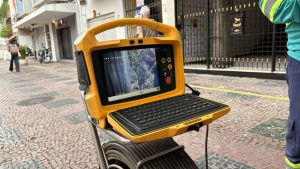 Nas calçadas de vias como a Rua Uruguai, na Tijuca, o monitor de inspeção exibe imagens das galerias em tempo real para orientar as ações de fiscalização contra o descarte irregular de esgoto