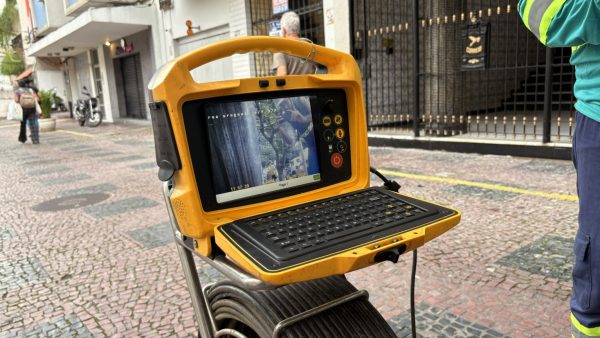 Câmeras sob o asfalto recuperam o Rio Maracanã e melhoram a rotina na Grande Tijuca 50 Nas calçadas de vias como a Rua Uruguai, na Tijuca, o monitor de inspeção exibe imagens das galerias em tempo real para orientar as ações de fiscalização contra o descarte irregular de esgoto