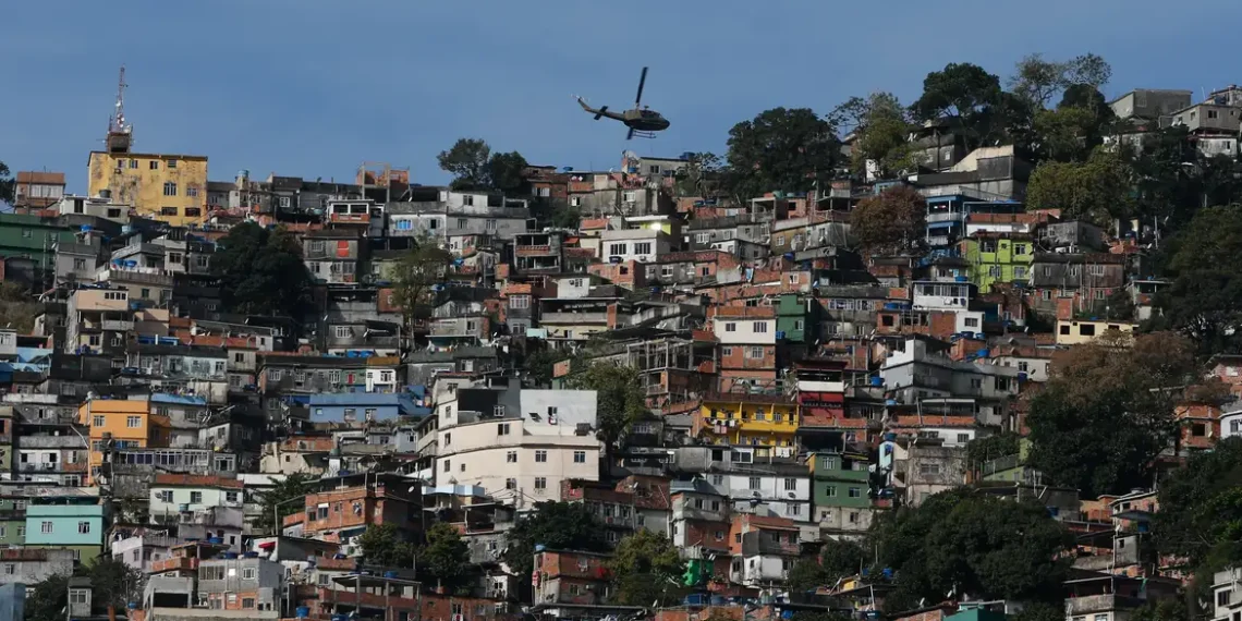 Favela é sobrevoada por helicóptero da polícia; segurança pública será tema da primeira oficina do novo laboratório do governo do estado, que pretende formular políticas públicas de longo prazo a partir de dados e análises estratégicas.