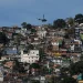 Favela é sobrevoada por helicóptero da polícia; segurança pública será tema da primeira oficina do novo laboratório do governo do estado, que pretende formular políticas públicas de longo prazo a partir de dados e análises estratégicas.
