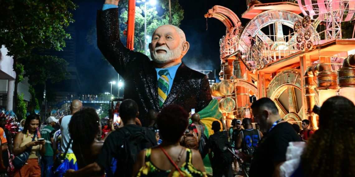 Escultura de Lula durante o desfile da Acadêmicos de Niterói, que homenageou a trajetória do presidente