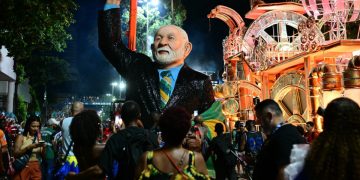 Escultura de Lula durante o desfile da Acadêmicos de Niterói, que homenageou a trajetória do presidente