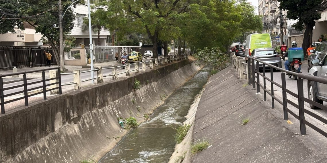 Após a ação de saneamento na região, o leito canalizado do Rio Maracanã deixa de receber diariamente milhões de litros de esgoto não tratado a caminho da Baía de Guanabara
