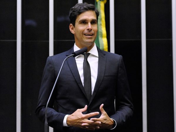 Caiu o Pix eleitoral: candidato à reeleição na Câmara, Luiz Lima assume a liderança do ranking de doações para campanha, com R$ 600 mil 48 Luiz Lima, candidato com amis doações no estado do rio