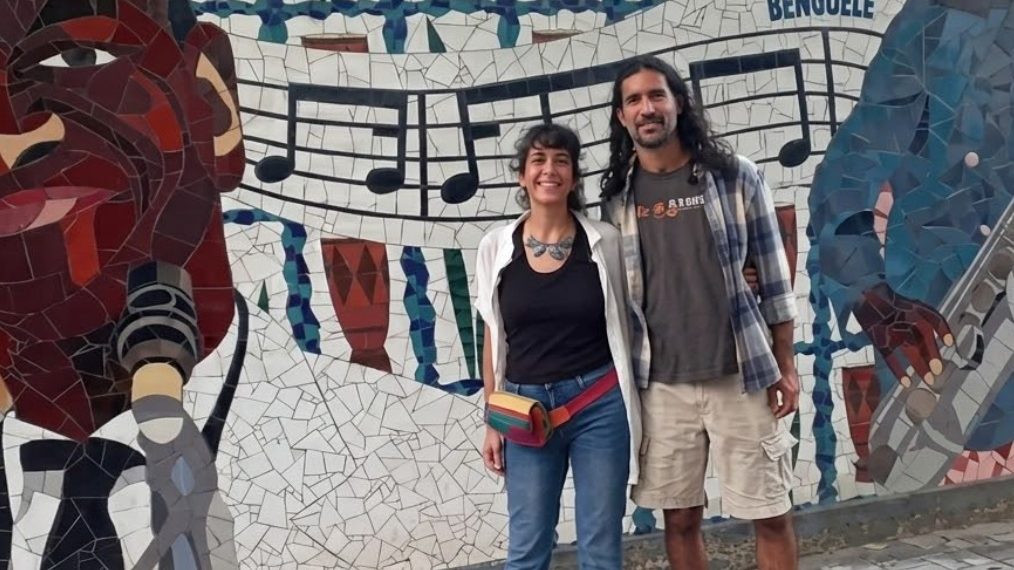 A partir deste segundo semestre, a história da Pequena África, na região portuária do Rio, vai passar a devolver os olhares de quem mirar nos olhos dela. O ateliê Cosmonauta Mosaicos está fechando parceria com a Cury Engenharia para instalar 35 painéis na região do Santo Cristo, retratando figuras icônicas da formação da história e da cultura da região.