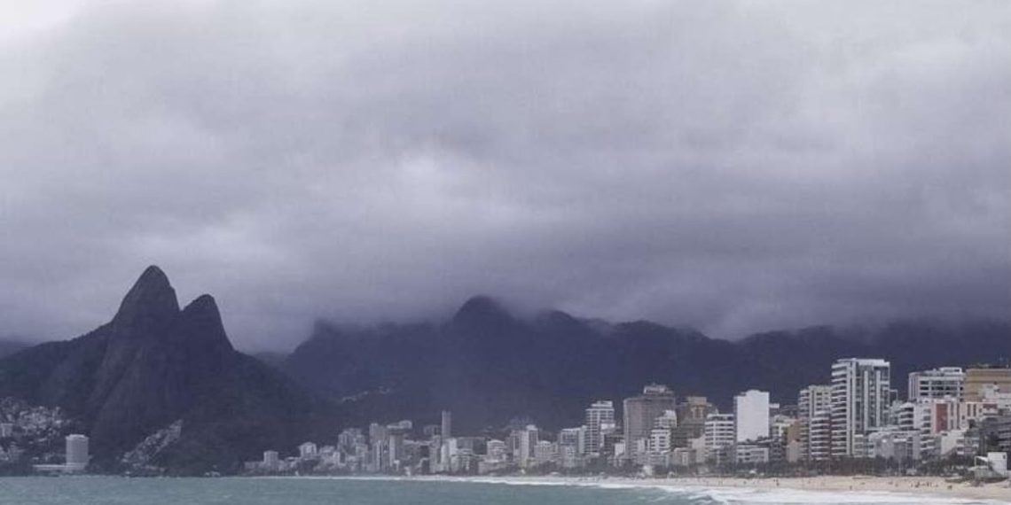 O céu fechado sobre a Zona Sul antecipa a mudança no tempo prevista para o Rio: sábado com muitas nuvens e domingo mais frio — Foto: Climatempo