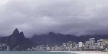 O céu fechado sobre a Zona Sul antecipa a mudança no tempo prevista para o Rio: sábado com muitas nuvens e domingo mais frio — Foto: Climatempo