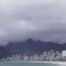 Rio terá sábado nublado e domingo mais frio; veja a previsão do tempo para o fim de semana 54 O céu fechado sobre a Zona Sul antecipa a mudança no tempo prevista para o Rio: sábado com muitas nuvens e domingo mais frio — Foto: Climatempo