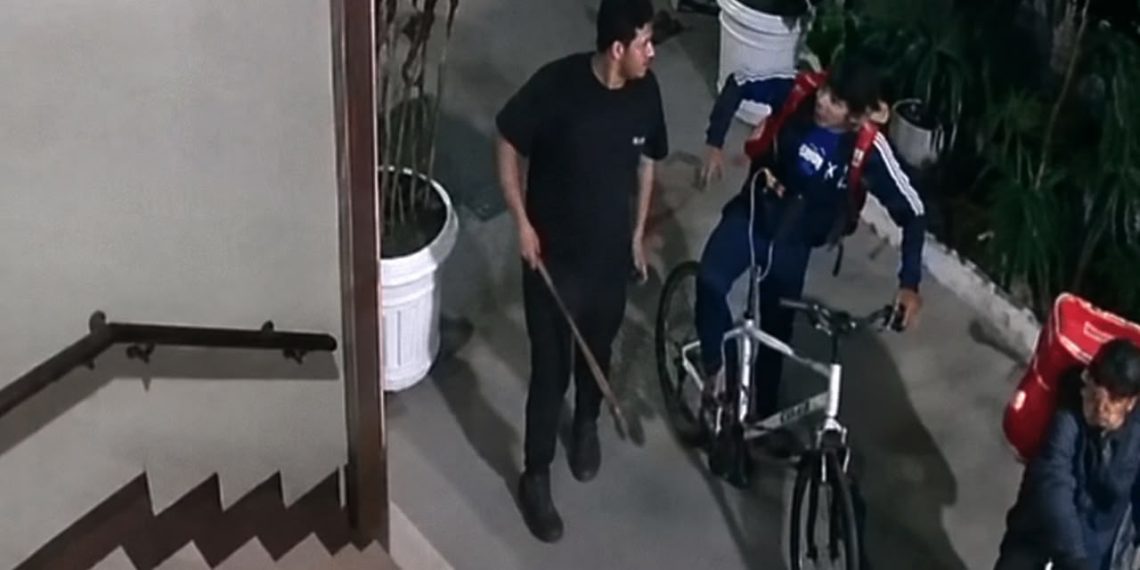 Câmera de segurança mostra um dos suspeitos com um objeto usado nas agressões durante a ação em Copacabana.