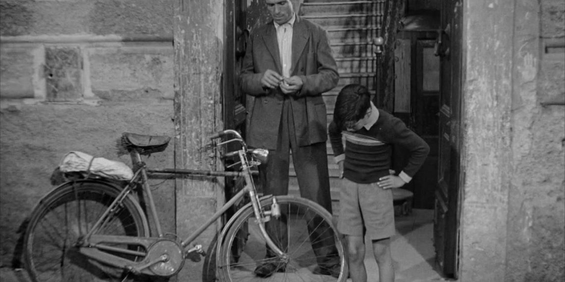 Cena de Ladrões de Bicicleta, clássico de Vittorio De Sica. No filme, a bicicleta é o objeto que desaparece. No Rio de Janeiro de 2026, a vida é que vira objeto.