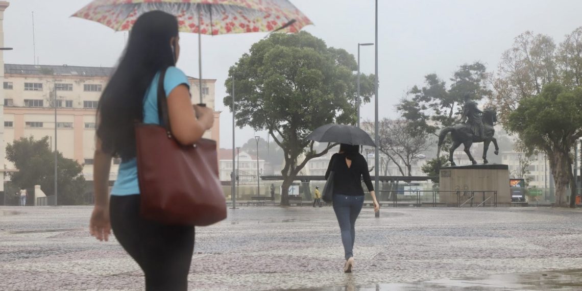 O fim de semana será marcado por mudança no tempo no Rio de Janeiro, com previsão de calor, possibilidade de chuva e ventos mais fortes em diferentes regiões do estado. Na capital, o sábado deve ser mais ameno, enquanto o domingo será marcado por forte elevação da temperatura, com máxima prevista de 36°C.