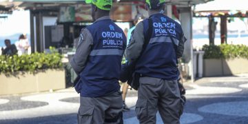 Agentes do Tolerância Zero na orla da praia