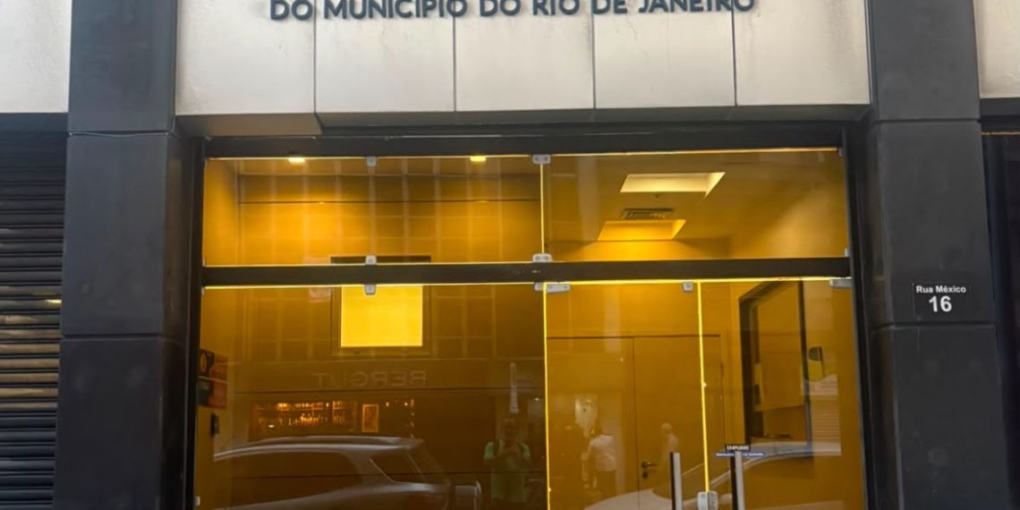TCMRio manteve o pregão eletrônico para a contratação de nove motoristas executivos por 30 meses, com valor estimado de R$ 3,2 milhões. O certame foi mantido após questionamento sobre o custo estimado de R$ 728,35 para publicação do contrato no Diário Oficial do Município.